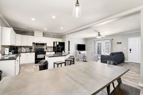 Plenty of room for Entertaining!!!