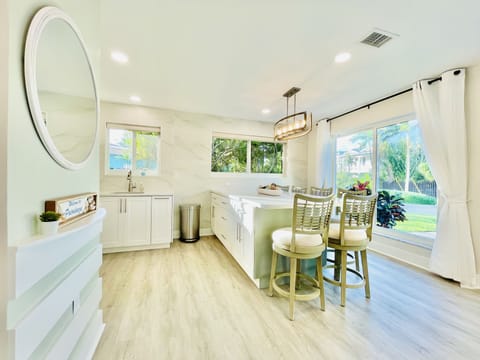 Large sitting area for 6 next to the kitchen