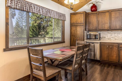 Dining Area | Main Level | Complimentary Spices