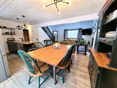 Dinning table sits 8