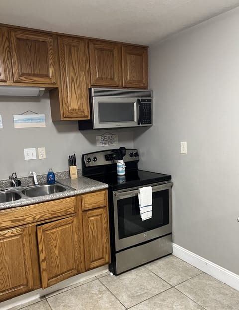 Kitchen with full appliances