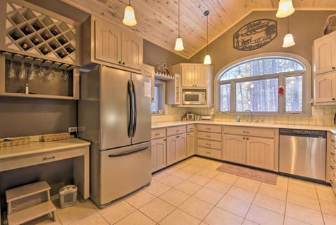 Fully Equipped Kitchen | Main Level | Dishwasher