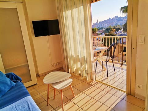 Studio on the seafront, top floor Lift Balcony Quiet Nice view of MENTON Apartment in Menton