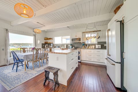 Fully Equipped Kitchen | Dining Area | Free WiFi