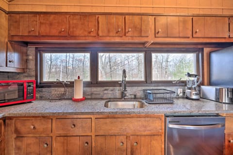 Kitchen | Cooking Basics | Coffee Maker | Paper Towels/Trash Bags Provided