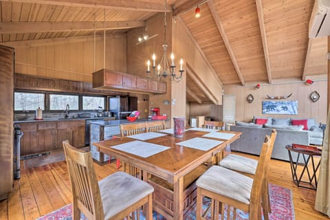 Dining Area | Dishware/Flatware Provided