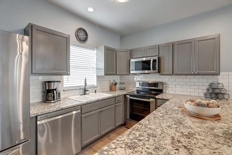 Kitchen - Coffee maker, toaster, and other essentials provided