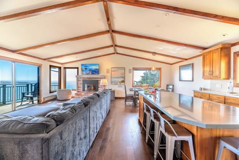 Great views, open floor plan, lots of light, perfect!