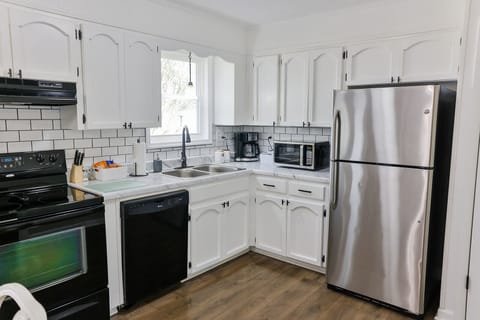 Fully stocked kitchen with all your kitchen appliances to cook a nice meal.