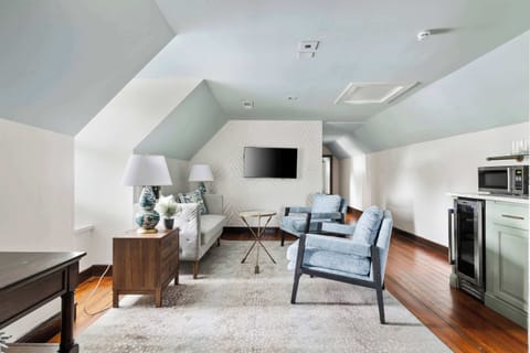 Secondary living room with plenty of seating for your group!