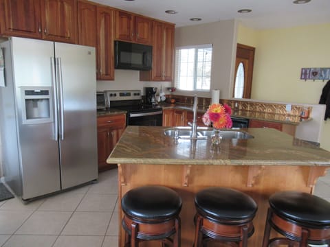 Fully equipped modern kitchen. Well stocked with pots/pans, dishes, appliances.