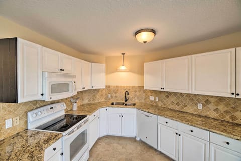 Kitchen | Paper Towels/Trash Bags Provided