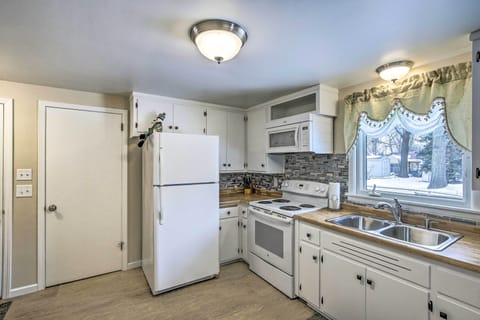 Fully Equipped Kitchen | Keurig Coffee Maker w/ Drip Coffee Capabilities