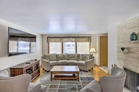 Green Bay Vacation Rental | 3BR | 2BA | 1,500 Sq Ft | 2 Steps to Access