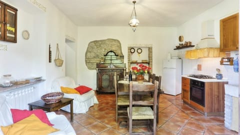 Property, Furniture, Table, Cabinetry, Picture Frame, Lighting, Wood, Interior Design, Living Room, Houseplant