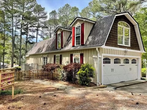 Beautiful and unique Northern Cove Retreat sits on a flat lake front property