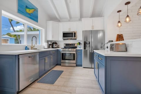 Fully equipped kitchen with all the gadgets. 