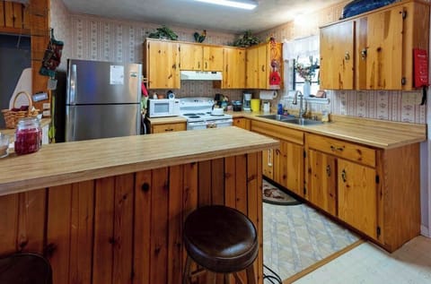 Well equipped kitchen with self cleaning oven and refrigerator with ice maker.