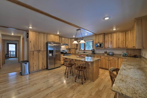 Kitchen | 2-Person Breakfast Bar