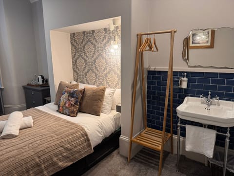 double room shared bathroom-Park view-Room 4