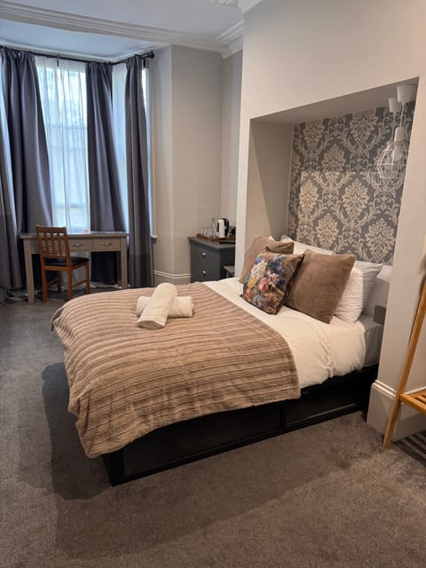 double room shared bathroom-Park view-Room 4