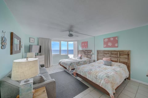 2 Queen beds.