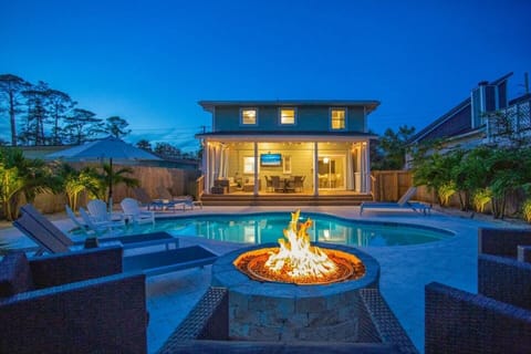 Florida living at it's best - sparkling pool and fire pit