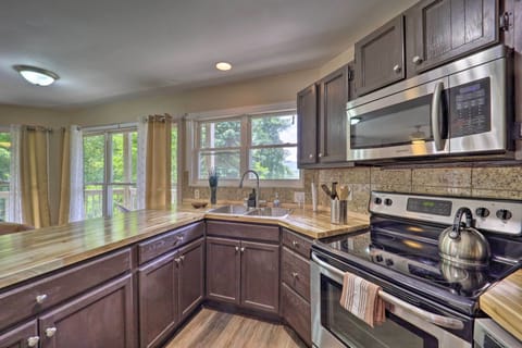 Fully Equipped Kitchen | Blender | Toaster | Trash Bags & Paper Towels