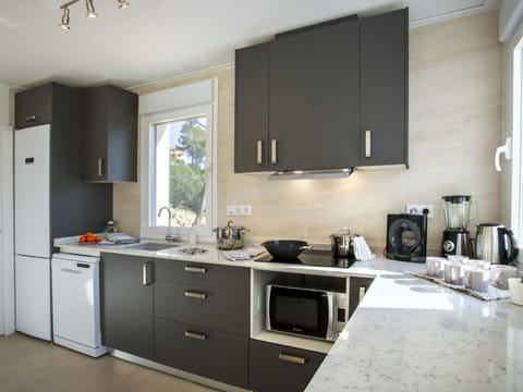 Cabinetry, Countertop, Property, Furniture, Building, Kitchen, Kitchen Stove, Drawer, Wood, Interior Design