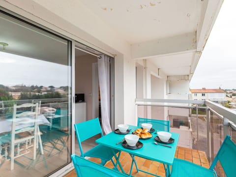 Property, Table, Furniture, Building, Couch, Chair, Interior Design, Architecture, Floor, Condominium