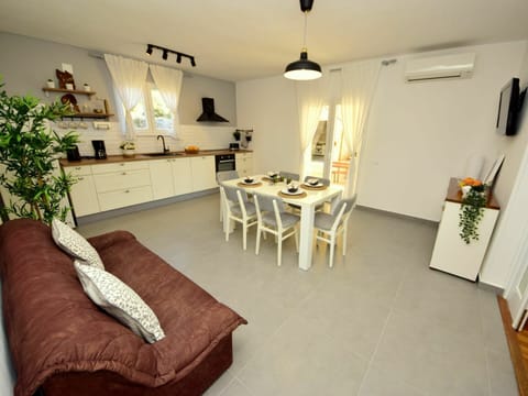 Furniture, Picture Frame, Plant, Table, Couch, Houseplant, Wood, Lighting, Interior Design, Lamp