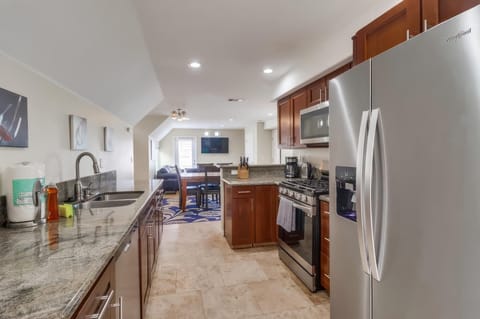 733 kitchen/dining area
