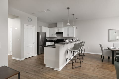 Fully equipped kitchen: modern appliances, ample space.