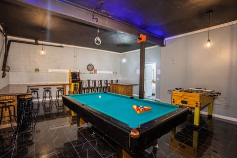 NEW game room -Bluetooth, pool table, Pac Man machine, foosball table, LED/strobe lights
