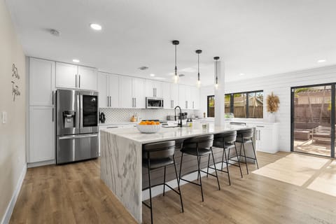 🍾 We leave a bottle of champagne to kick off your stay! 

Space to gather, space to savor — create unforgettable moments around the island.