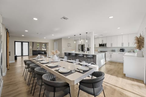 🍽️ Stylish dining for the whole group — share meals, laughs, and memories.