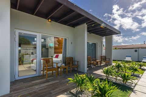 Enjoy the garden and pool view while having your coffee in this extra outdoor seating.