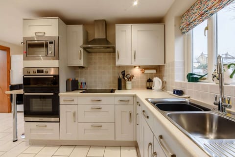 Landgate House Kitchen - StayCotswold