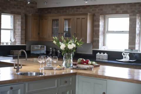 Ground floor: Delightful sit up island