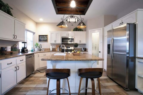 Whether you sip your favorite coffee or drink an ice-cold drink, this is the best spot for you!