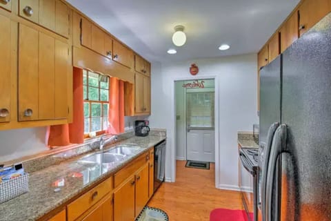 Fully equipped kitchen.