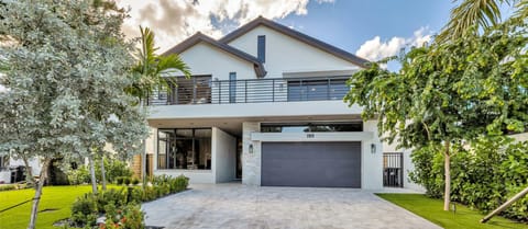 Brand New Construction 5 bedroom/4.5 Bathroom House in Lauderdale Beach neighborhood East of A1A Ocean Blvd. Less than 1 Minute Walk to Sand.