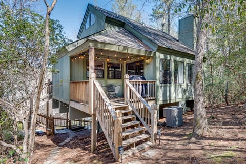 Private deck in the back of the cabin. 