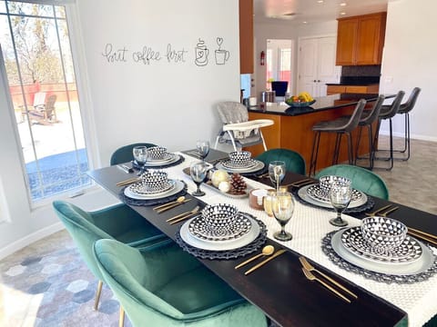 Yes, when you arrive the dining table will look like this! Plus, we have a high chair for families with little ones :)