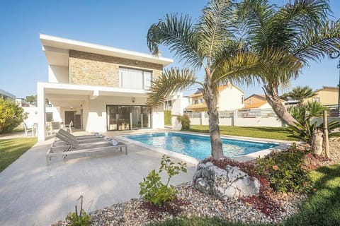 Private pool and sun terrace with loungers — Villa Sassi, luxury holiday villa in Aroeira