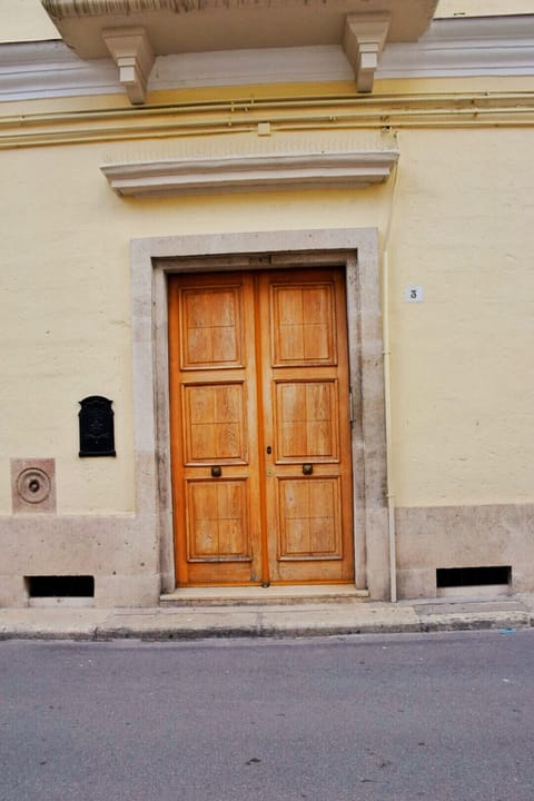 entrance door of the building two steps from the bridge Apartment - Affitti Brevi Italia