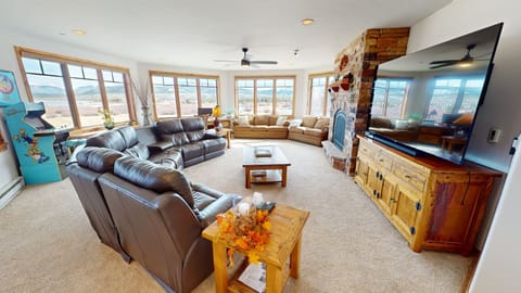 Living Area with Big Flatscreen, Gas Fireplace - Living Area with Big Flatscreen, Gas Fireplace