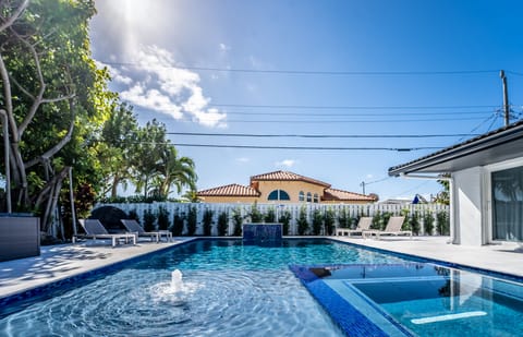 Large Patio, Pool, Hot Tub Sundeck & Waterfall 