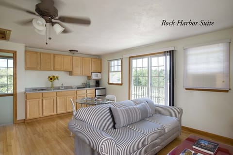 Rock Harbor Suite- Nauset Cottage- King bed- apartment above garage
