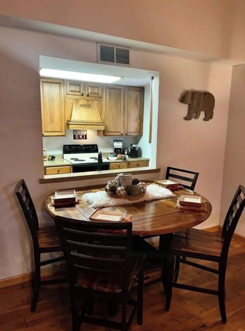 Chalet in the Smokies' inviting dining area